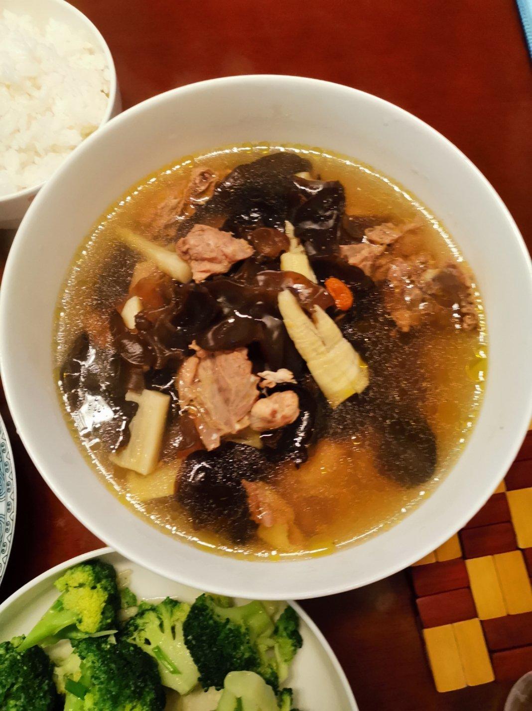 老鸡炖木耳汤