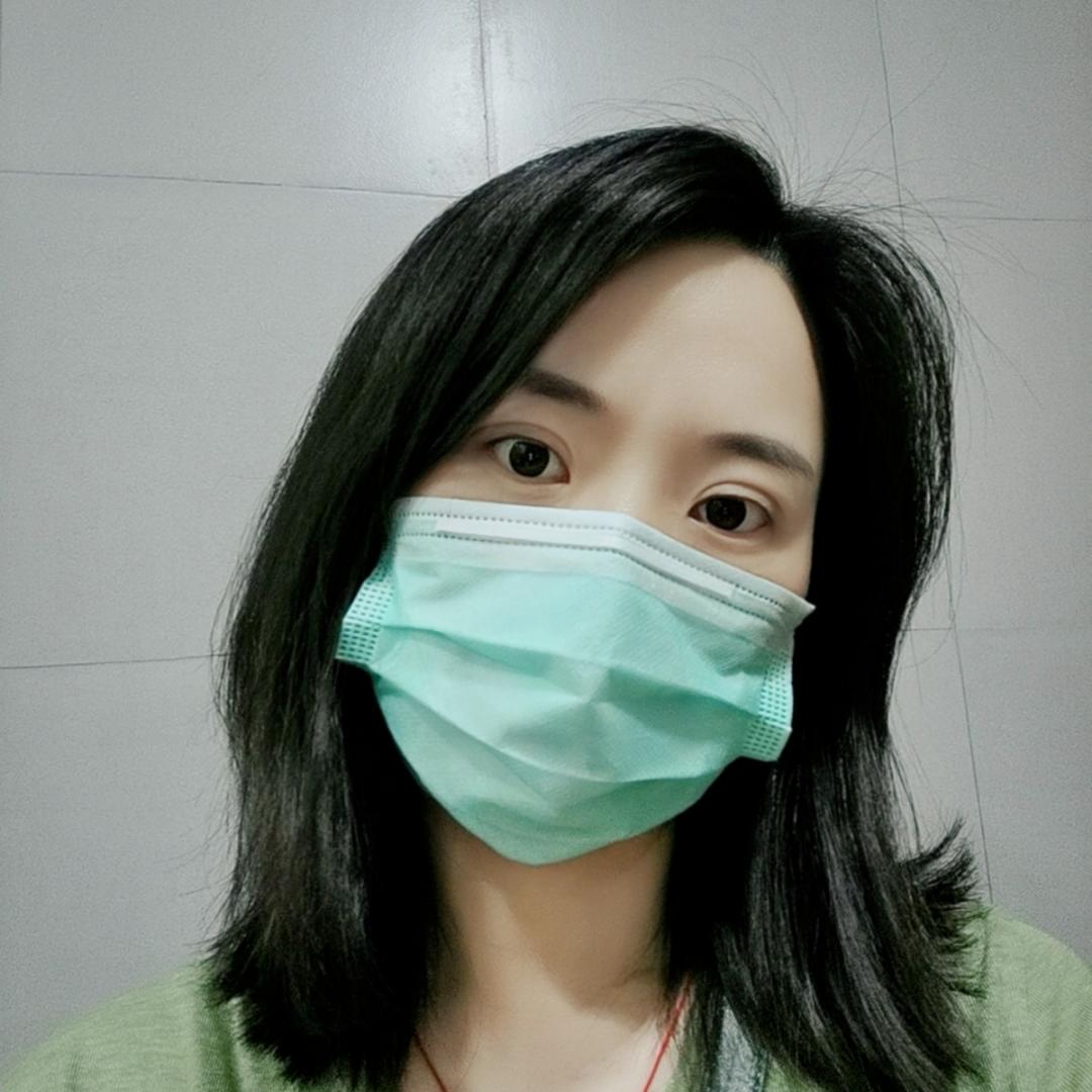 湛蓝天空下的小萝莉