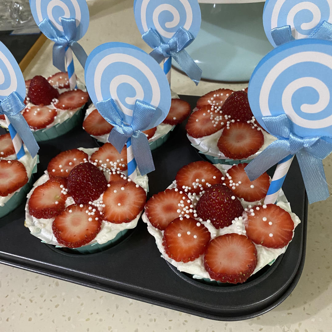 送你一朵小红花杯子蛋糕