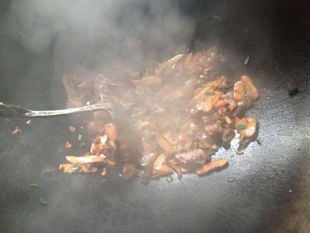 爆炒烟熏腊猪头肉的做法 步骤4