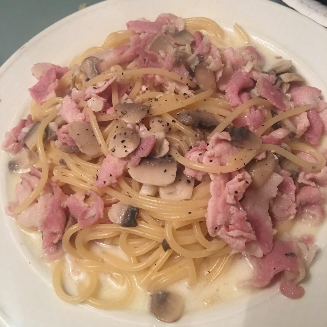 白蘑菇奶油培根意面