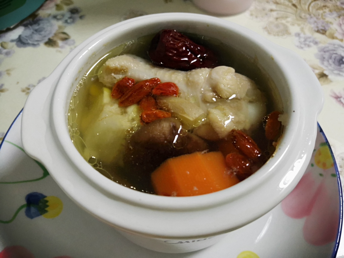 鸡腿玉米胡萝卜汤（隔水炖）