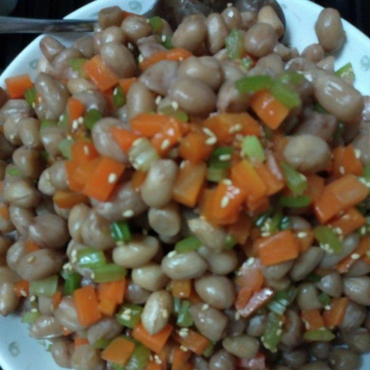 凉拌芹菜花生米胡萝卜