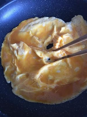 韭菜鸭蛋虾仁烫面蒸饺的做法 步骤5