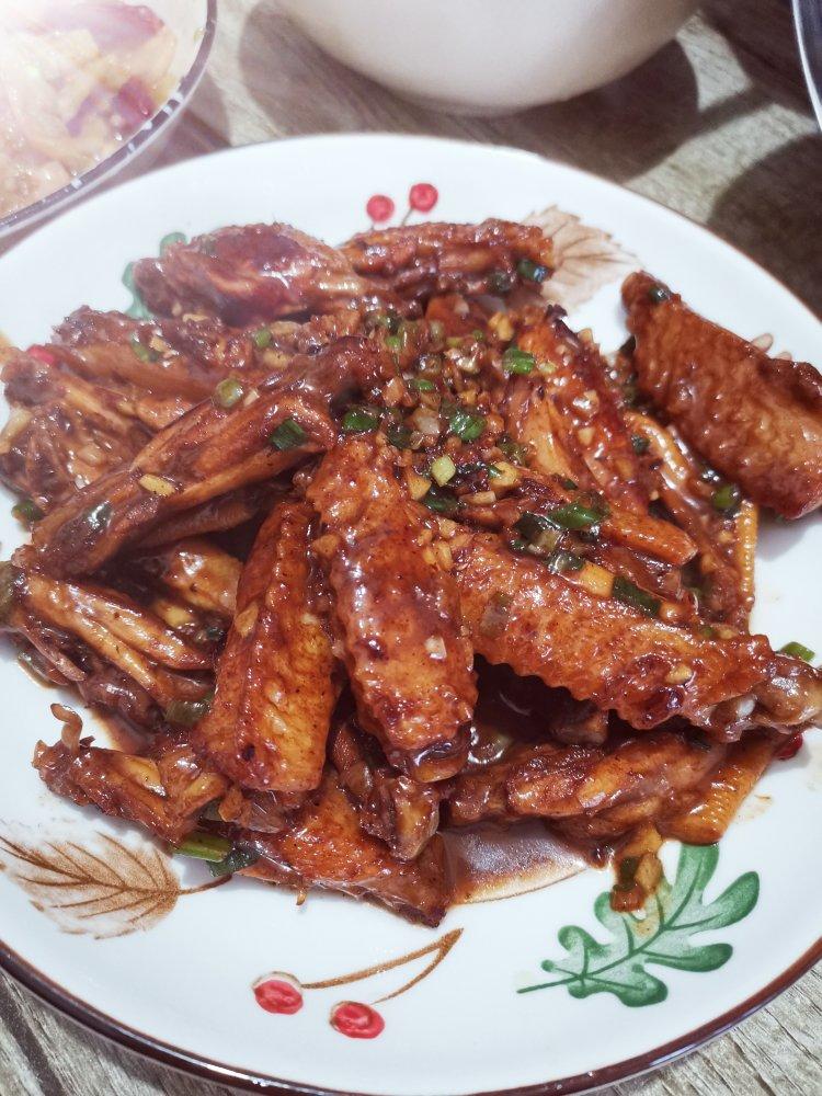 蒜香浓郁，鲜嫩多汁的蒜香鸡翅