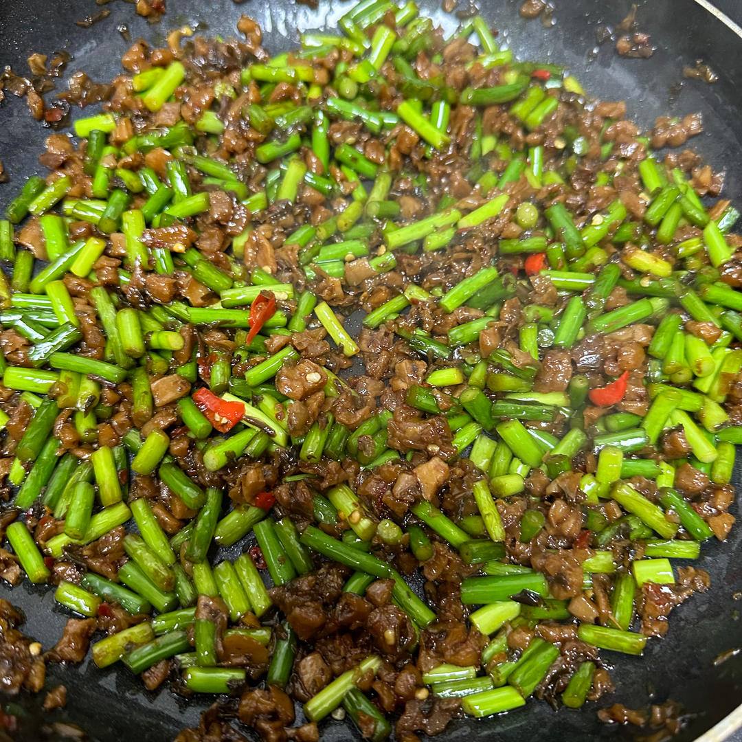 外婆菜炒蒜苔的做法