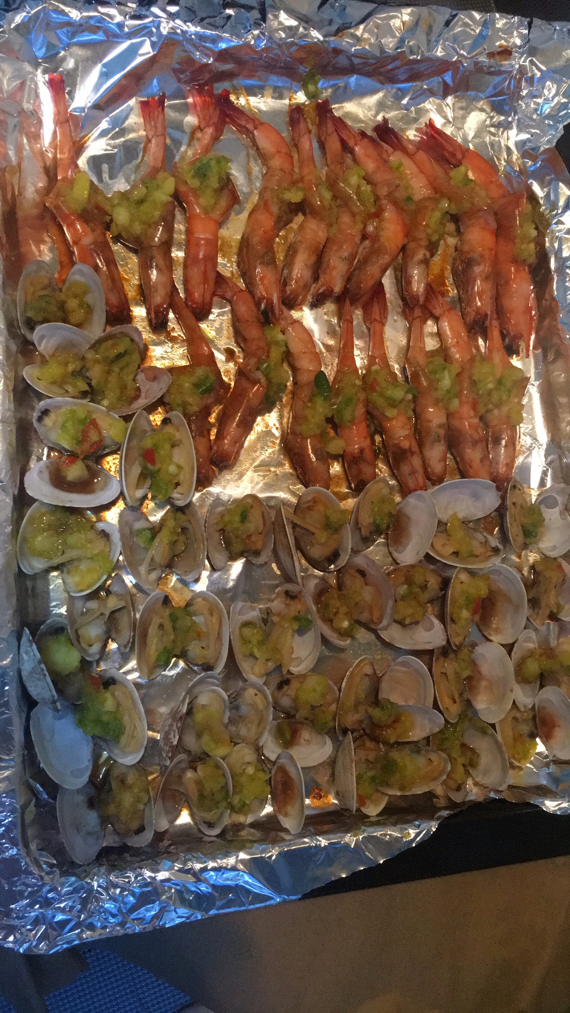 烤箱版蒜蓉虾和蛤蜊的做法