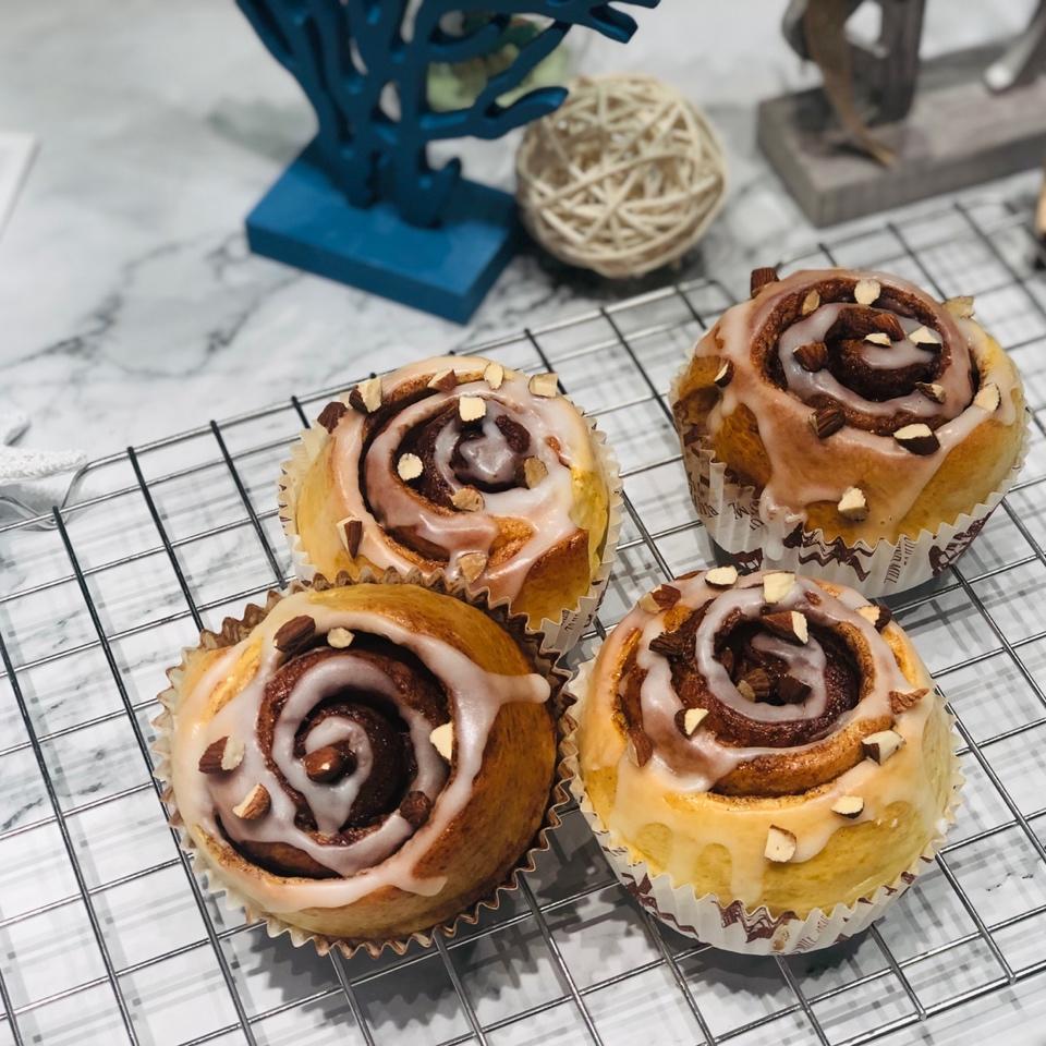 黄油奶酪霜肉桂卷