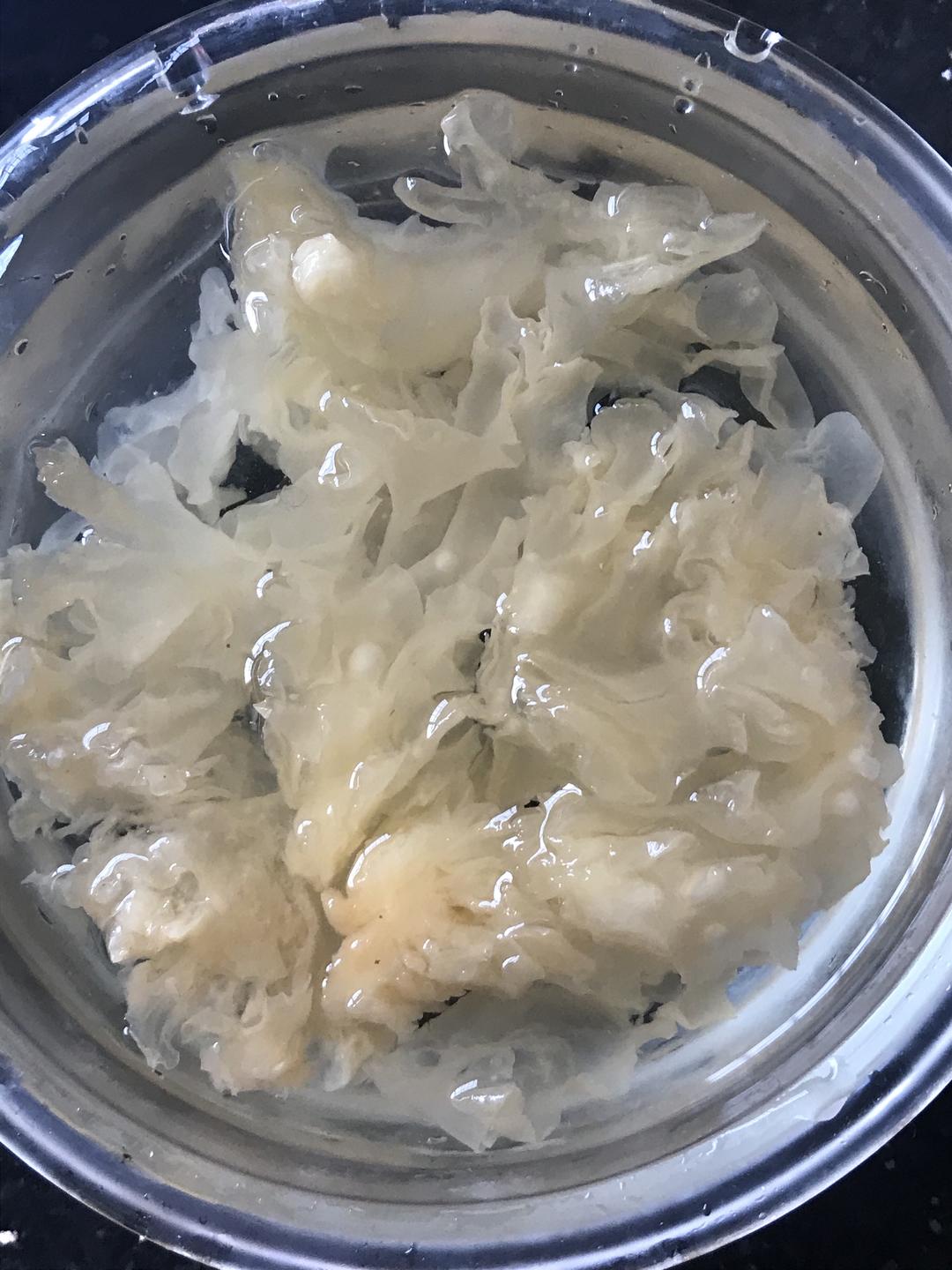 银耳提前2小时泡发就可以了,同样洗干净.