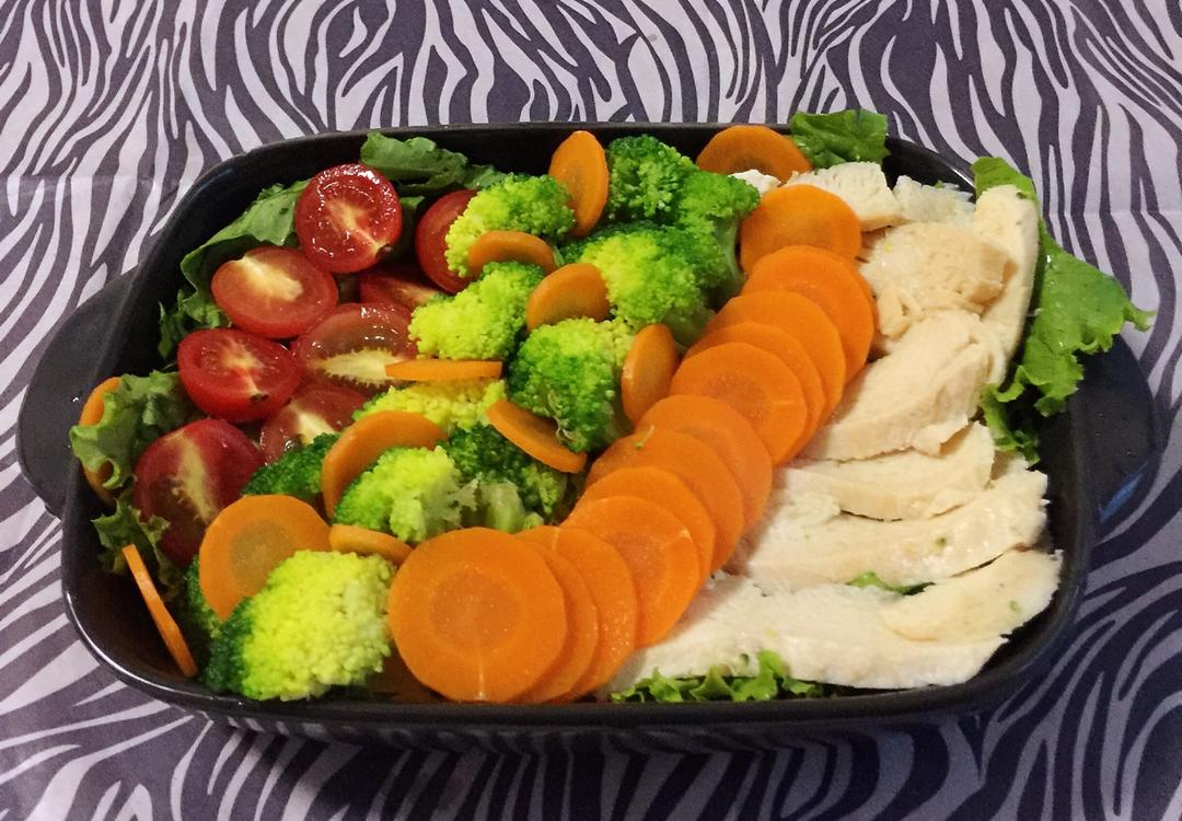 轻食鸡肉蔬菜沙拉