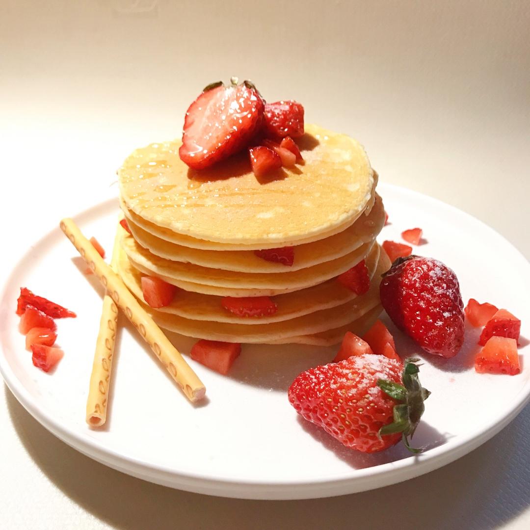 【酸奶松饼yogurt pancake】，搭上黑莓果酱和枫糖的美味。