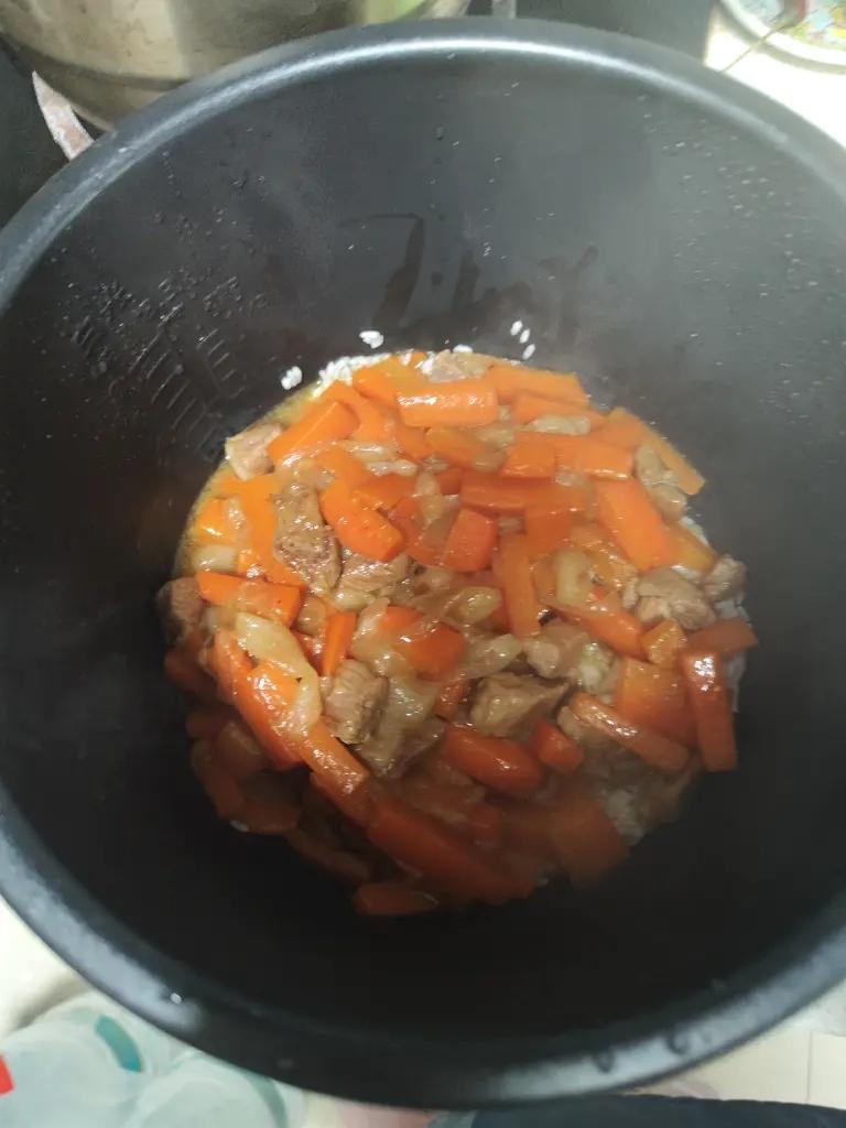 新疆羊排手抓饭