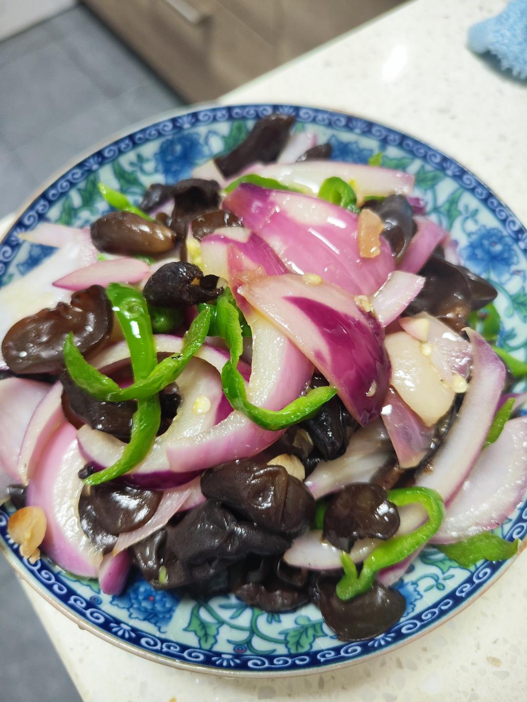 洋葱木耳青椒炒鸡蛋  简单又美味