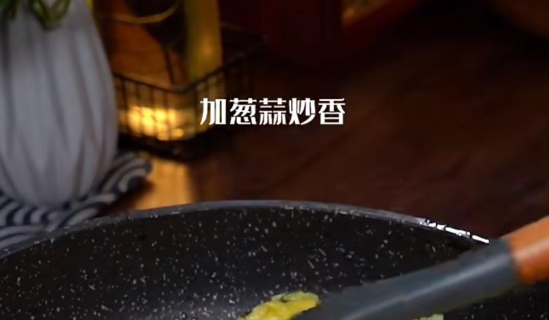 尖椒鸡蛋打卤面的做法 步骤2