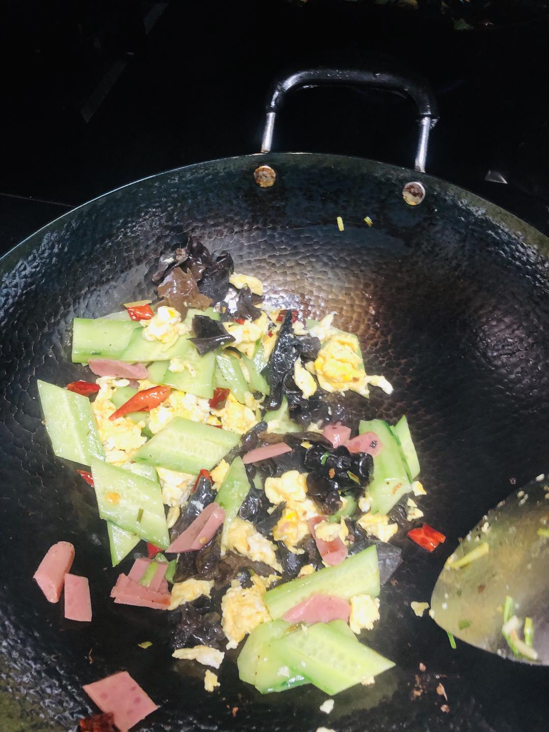 黄瓜木耳火腿鸡蛋的做法