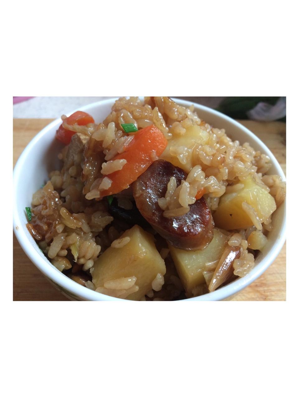 香菇腊肠土豆焖饭