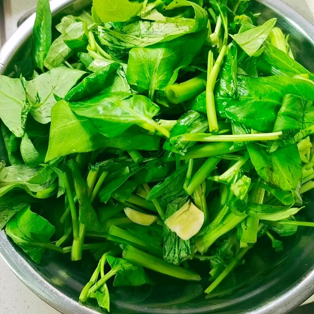蒜香空心菜??5分鐘快手菜的做法 步驟1