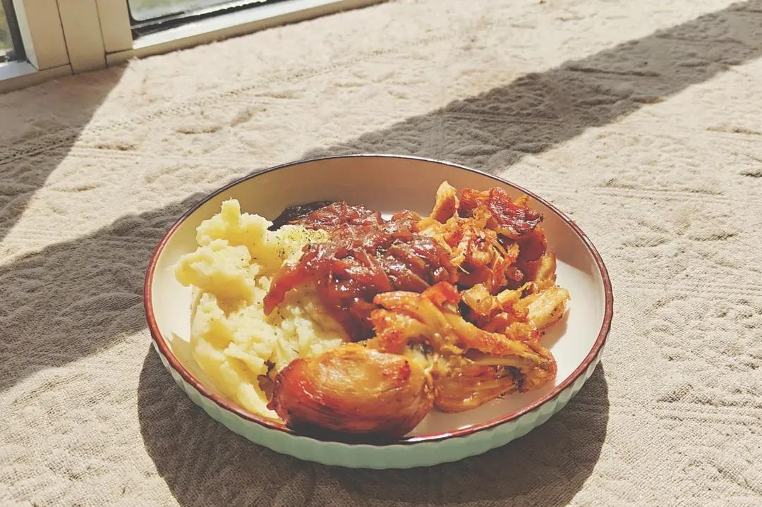 香肠土豆泥佐自制洋葱肉汁sausages&mashed potatoes with onion gravy