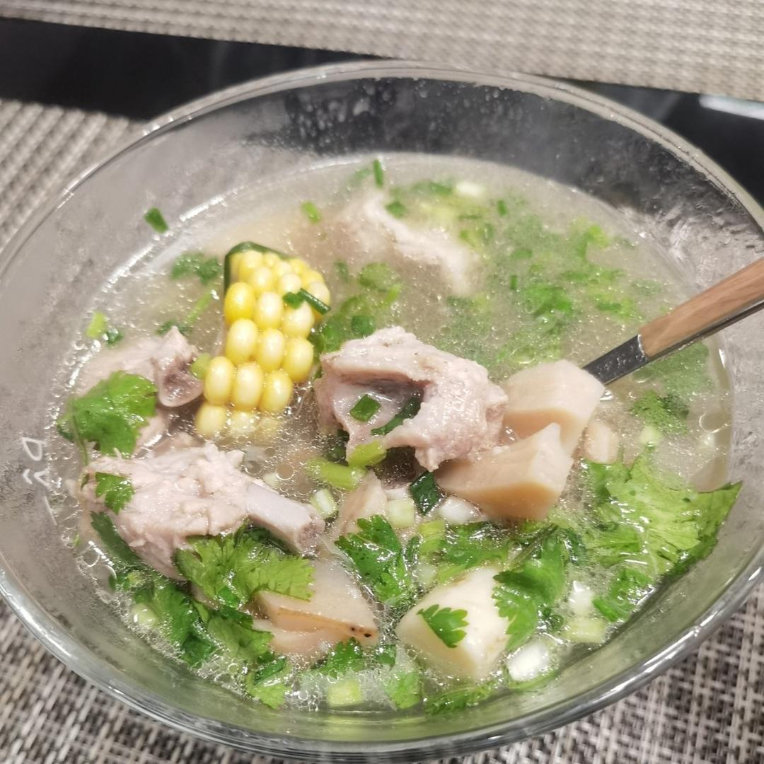 厨师长教你：“玉米排骨汤”的家常做法，营养又美味，先收藏了