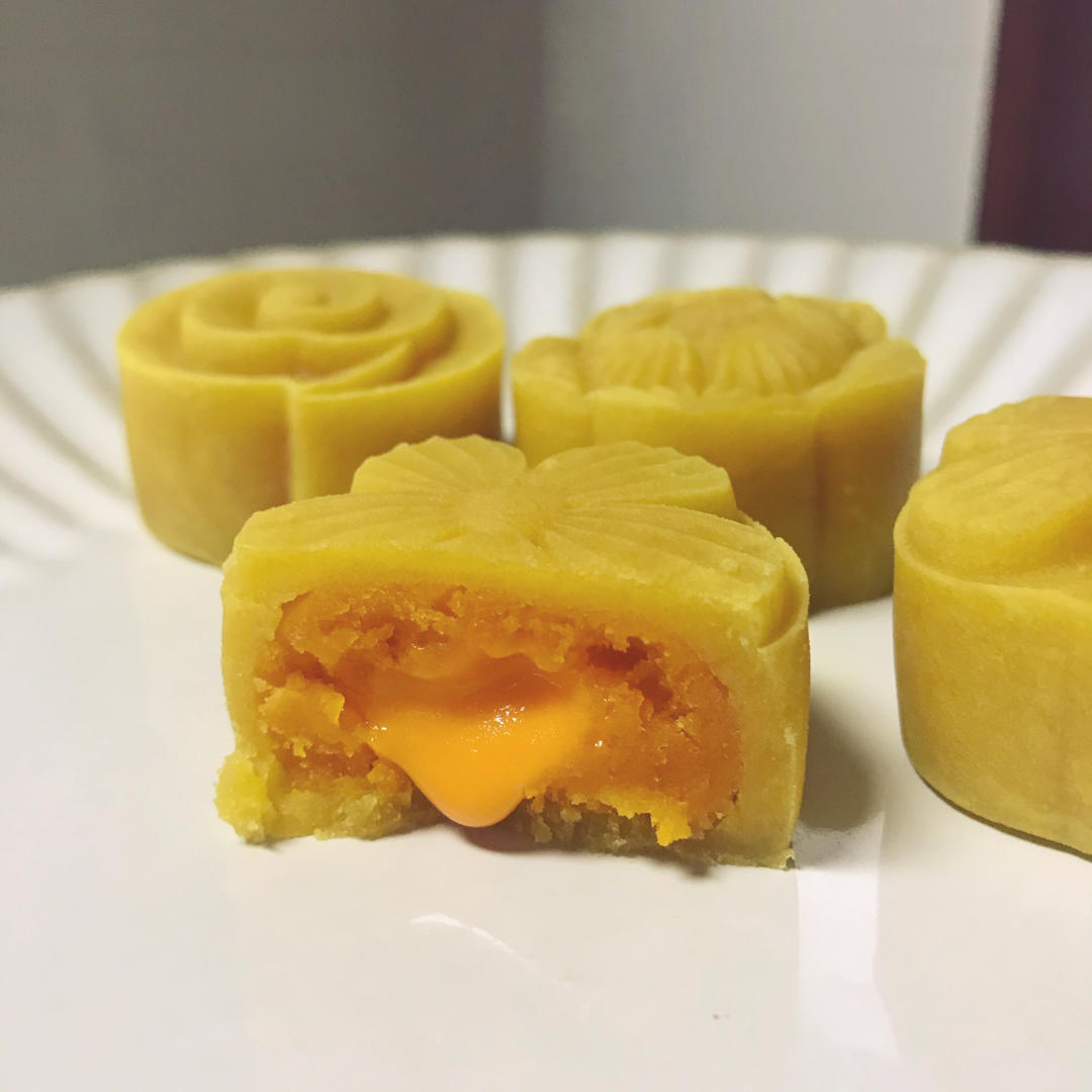 💃奶黄流心月饼——这是可以让你坐稳朋友圈厨霸位置的月饼🥮，没人点赞算我输👎