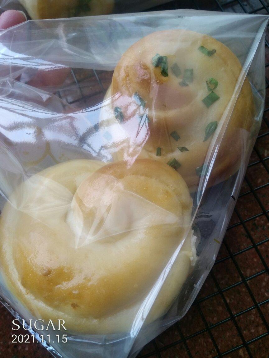 波兰种蒜香与芝士肉松面包