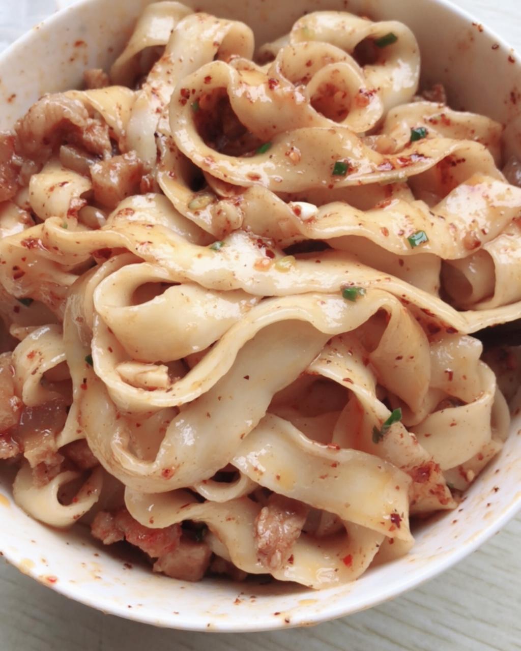 莎宝宝爱做饭做的油泼扯面