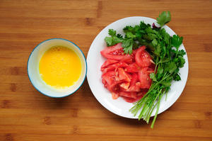 家常口味紫菜酸辣鸡蛋汤 酸辣爽口有营养的做法 步骤1