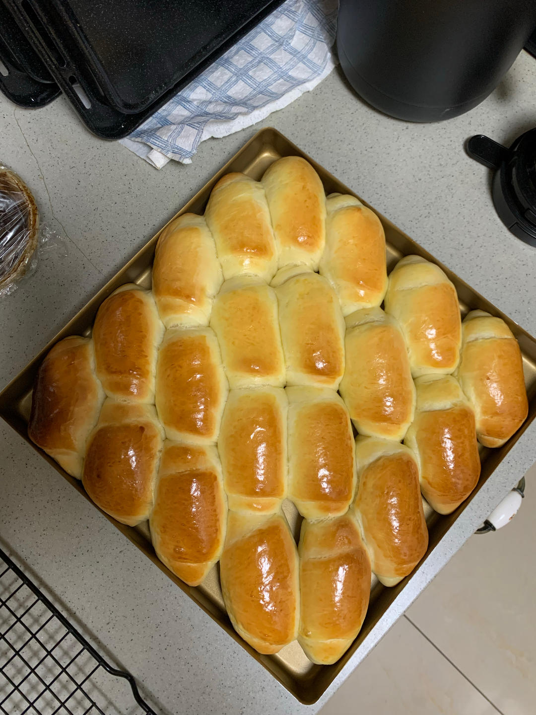 又香又软又拉丝，咬一口奶香十足！超治愈的淡奶油波兰种小餐包