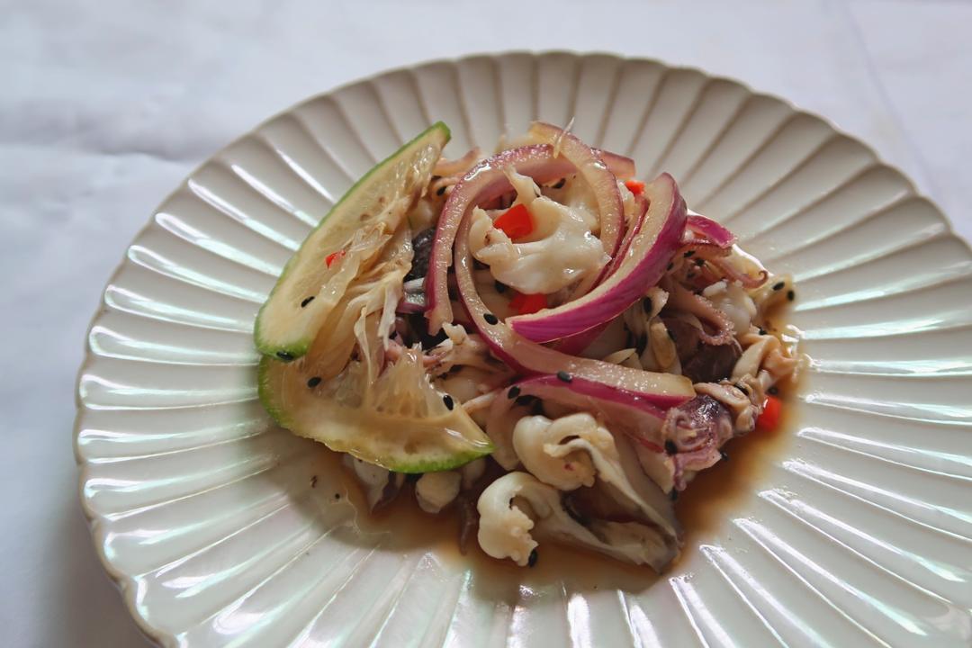 辣椒酱油芝麻油醋酸辣柠檬八爪鱼的做法八爪鱼煮熟过冰水切片就好了