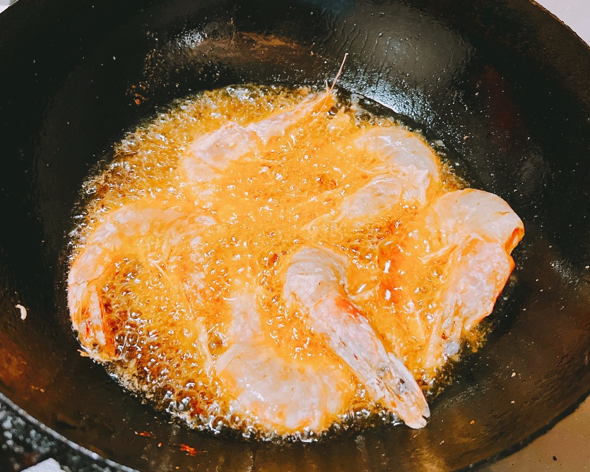 茄汁烹大虾的做法 步骤2