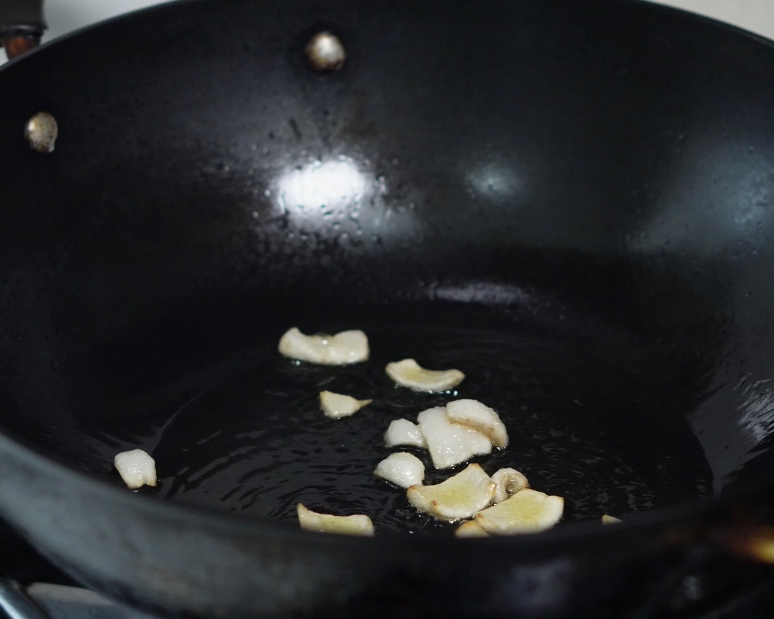 酸菜油渣土豆的做法 步骤3