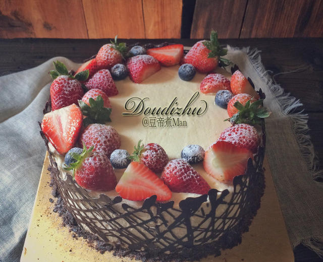 草莓巧克力围栏蛋糕的做法