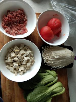 西红柿金针菇豆腐青菜牛肉汤的做法 步骤1