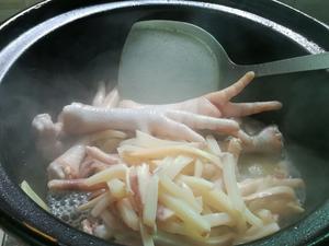 海底椰响螺包肚花胶瘦肉鸡脚汤的做法 步骤5