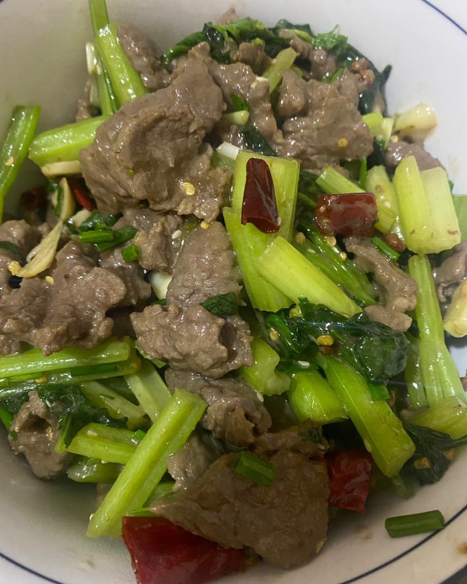 好吃到邻居敲门蹭饭的芹菜炒牛肉！