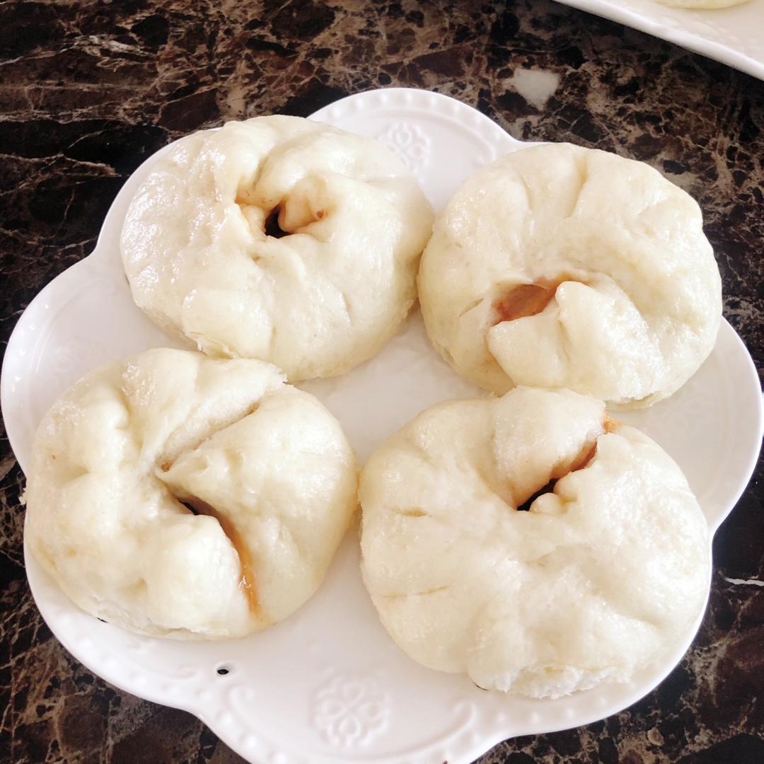 云朵般松软爆浆蜜汁叉烧包