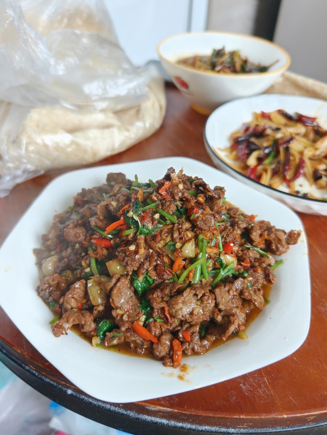 香菜炒牛肉，香辣下饭，爱吃香菜的朋友看过来，拌饭绝了