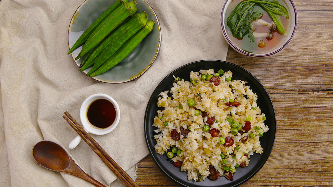 广式腊肠炒饭配海鲜菇番茄汤|太阳猫早餐