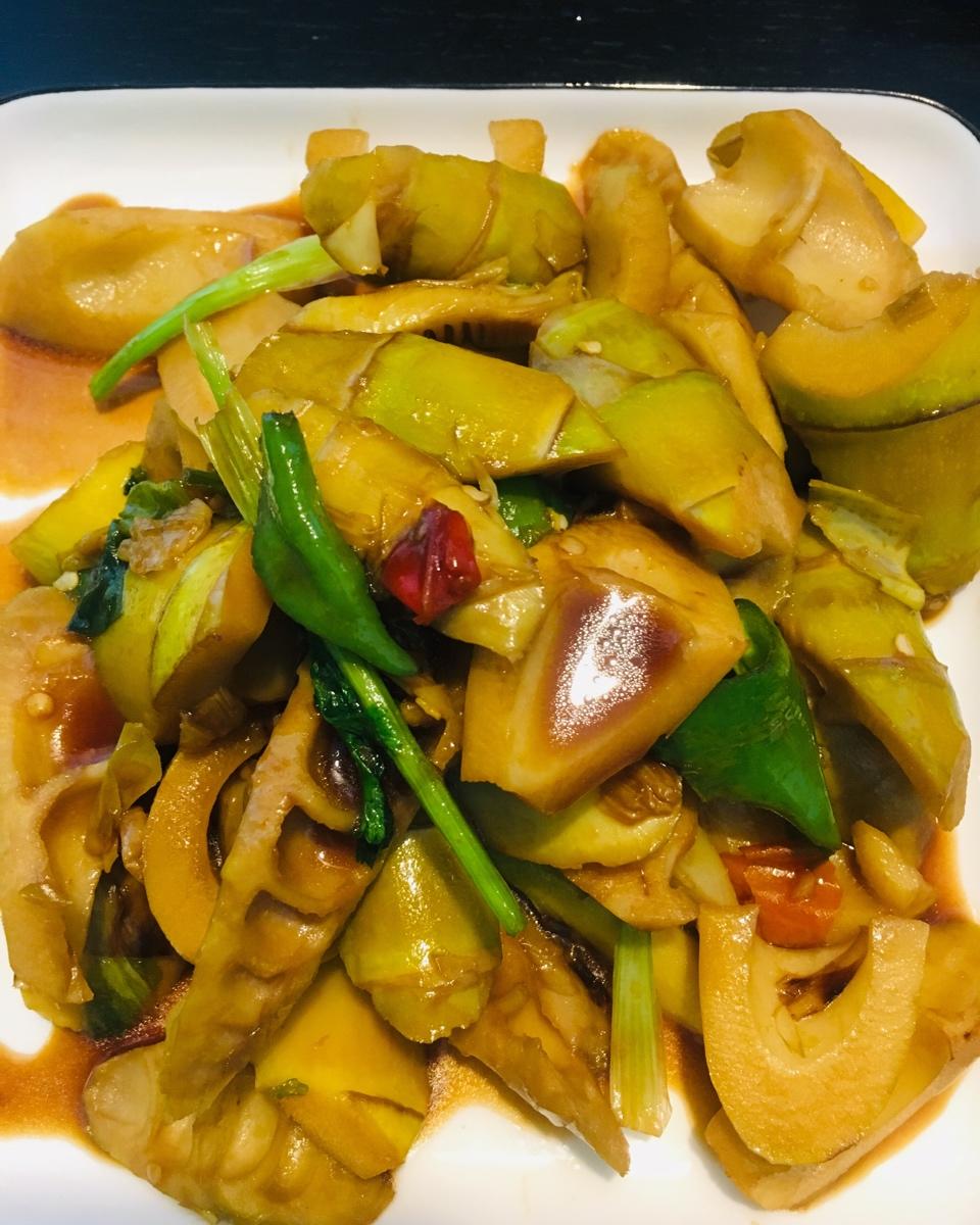 春笋最近正鲜，来做一碗油焖笋叭