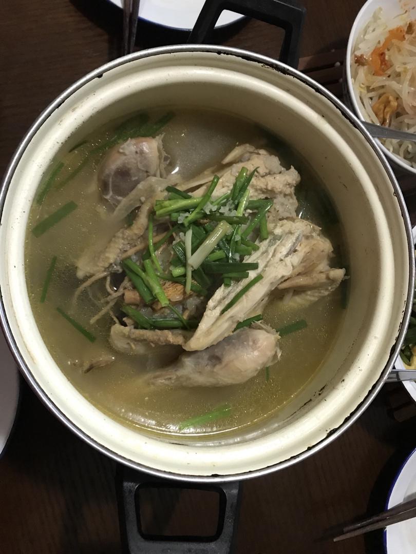 韩国传统参鸡汤（삼계탕)