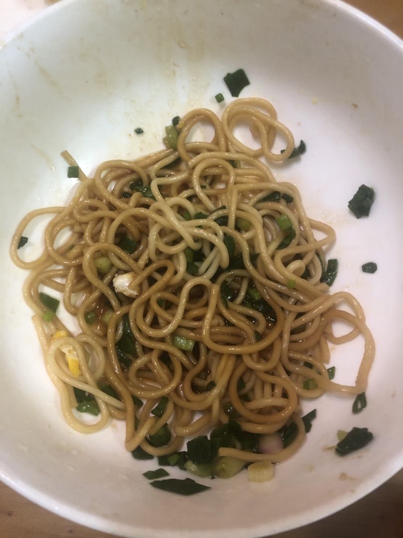 葱爆面—就是汪涵在天天向上里面做的那个啦
