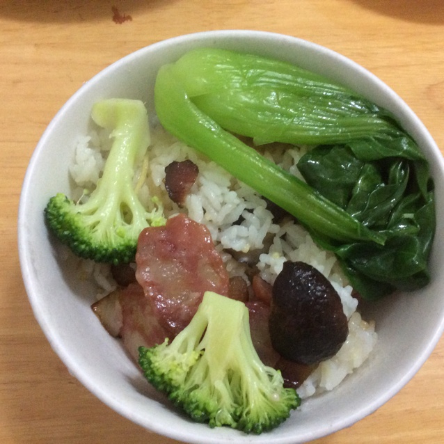 广式腊味煲仔饭