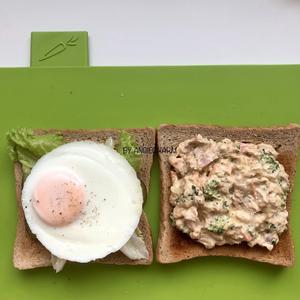 金枪鱼沙拉鸡蛋三明治的做法 步骤8