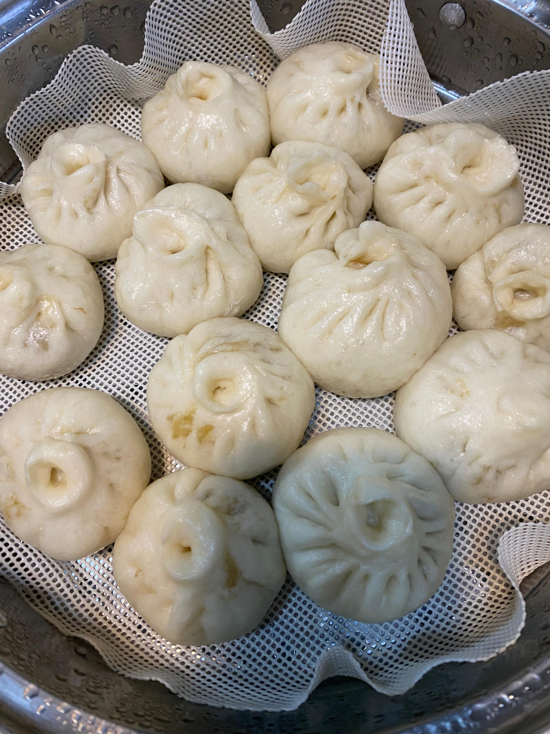 一口一个的鲜肉小笼包