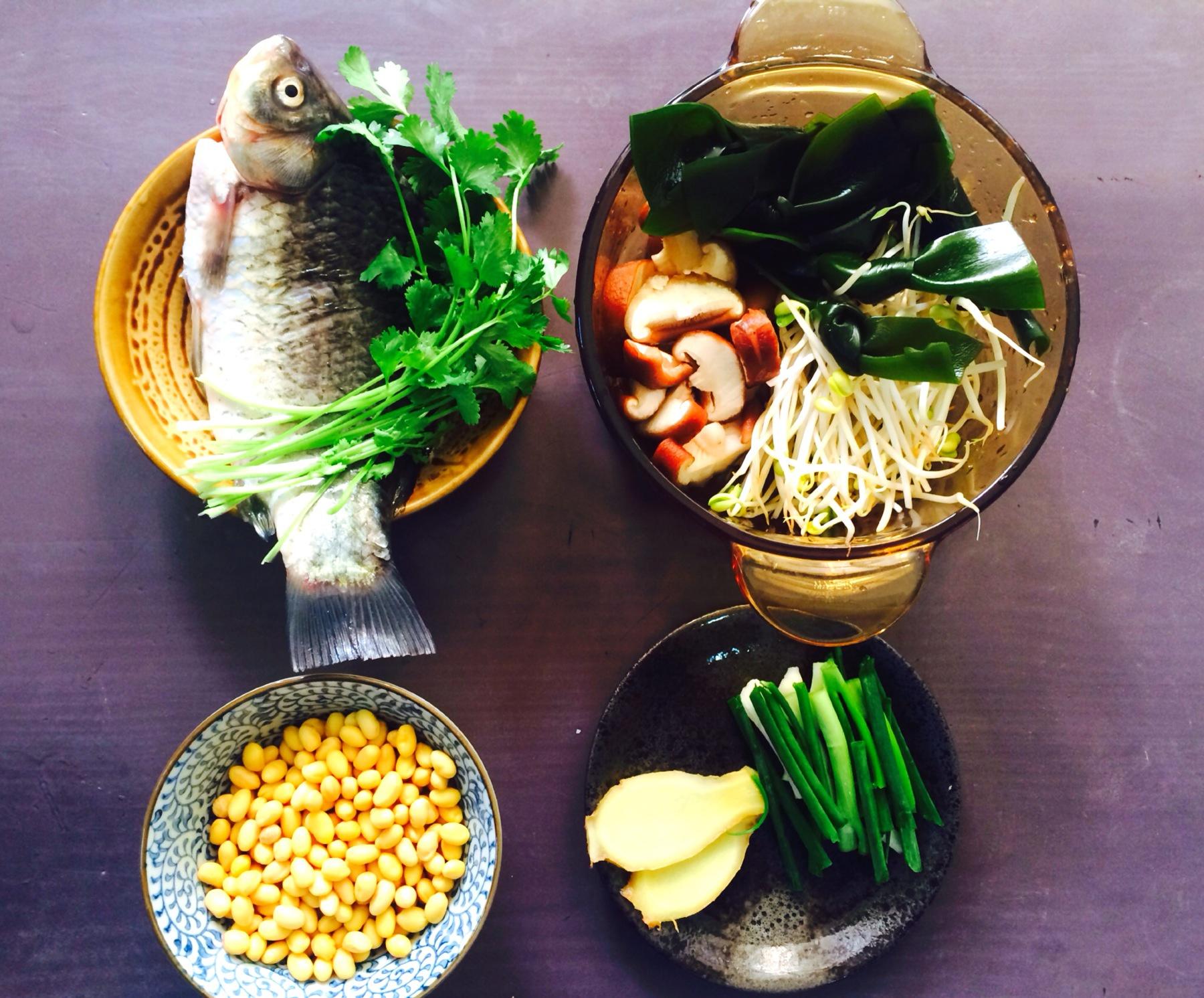 豆芽海带炖鲫鱼的做法 步骤2