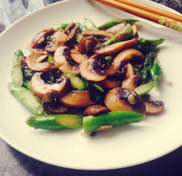 芦笋炒蘑菇