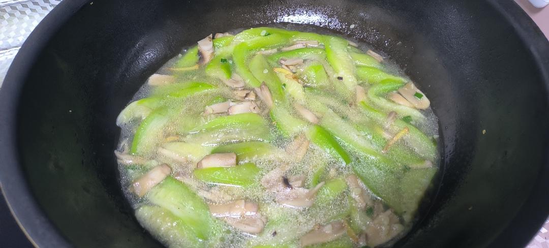 汤鲜味美！适合天热喝的刮油神汤～丝瓜蘑菇汤