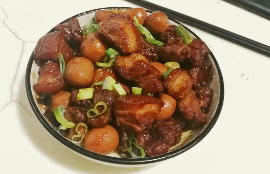 加了鹌鹑蛋后，这盘红烧肉，美味的逆天啦——鹌鹑蛋烧肉（孔瑶食谱）