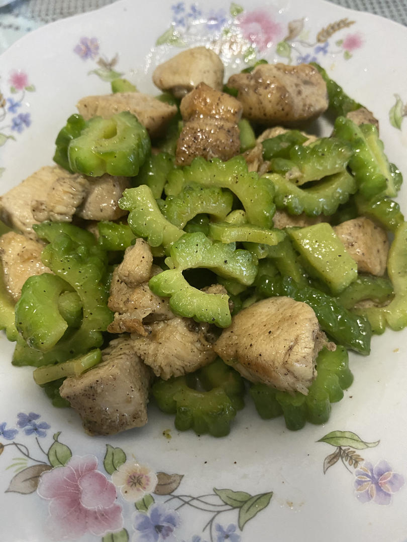 鸡脯肉炒苦瓜