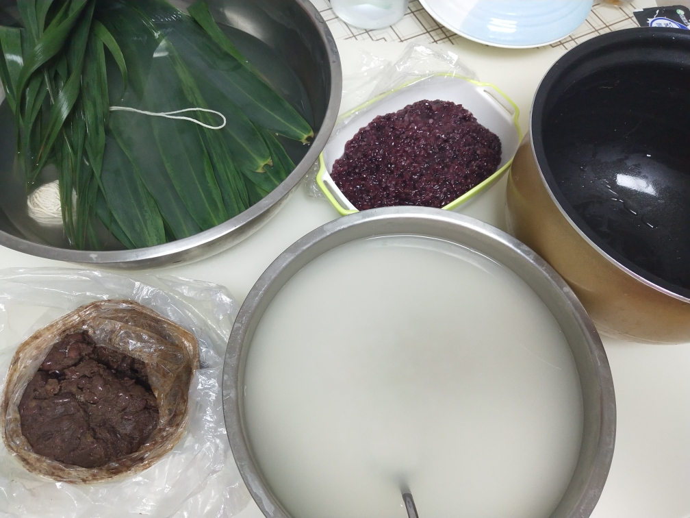 北方经典粽子--红豆沙红枣馅、大黄米红枣蜜豆馅、黑糯米馅的做法 步骤1